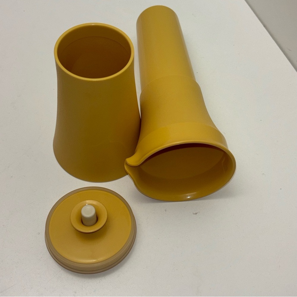 Tupperware vinegar or oil cruet in harvest gold - Picture 4 of 10